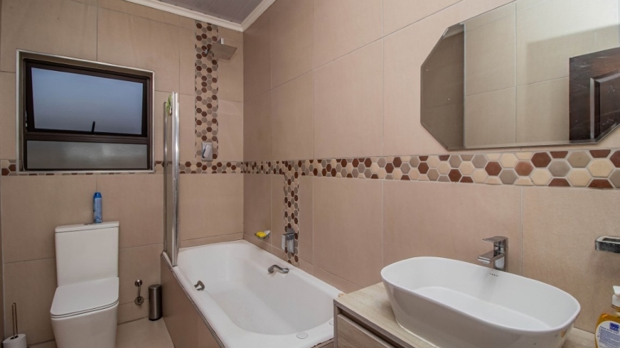 4 Bedroom Property for Sale in Oakglen Western Cape